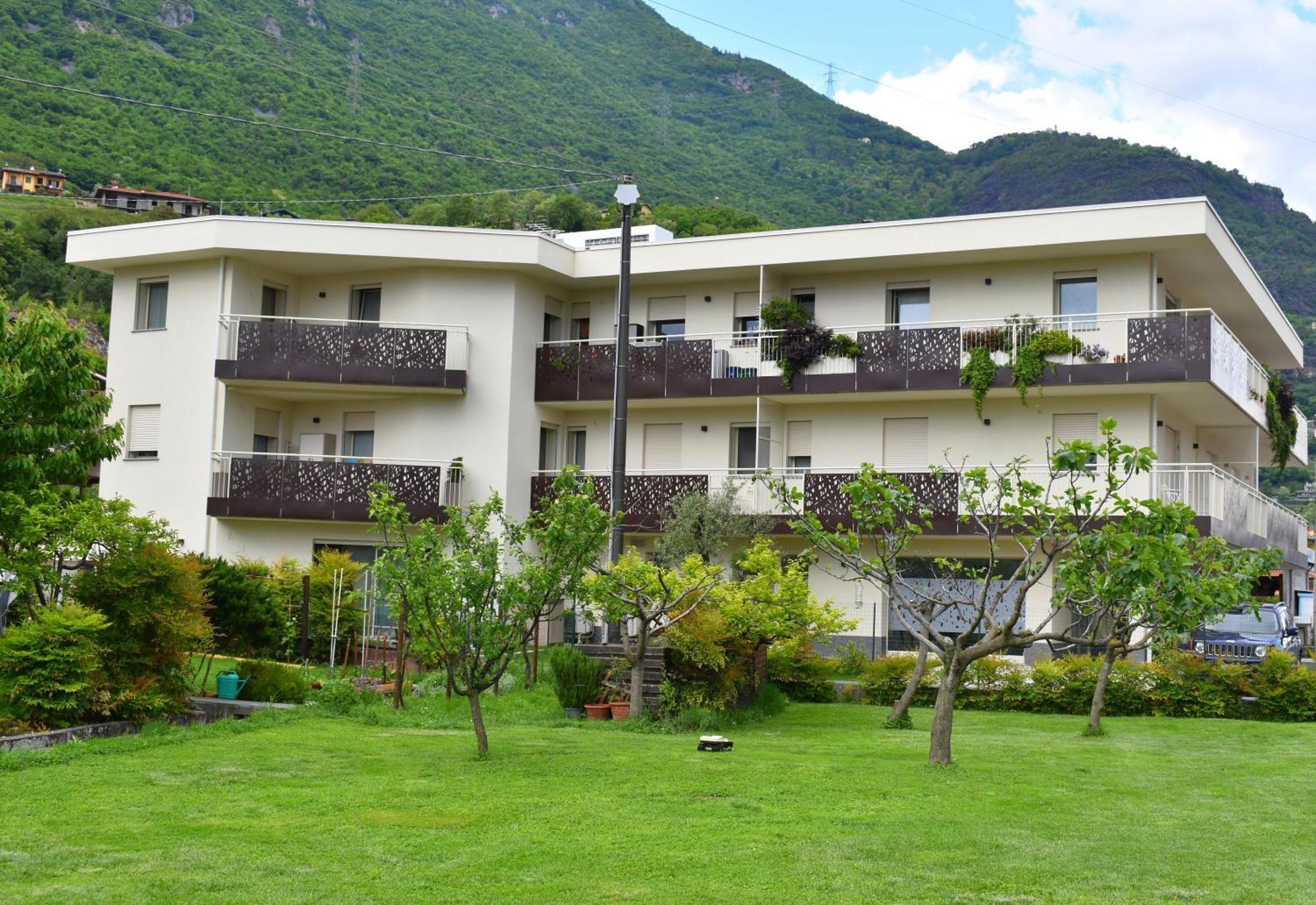 Baia Delle Rose Via Roma 111 Apartment Costa Volpino Exterior photo